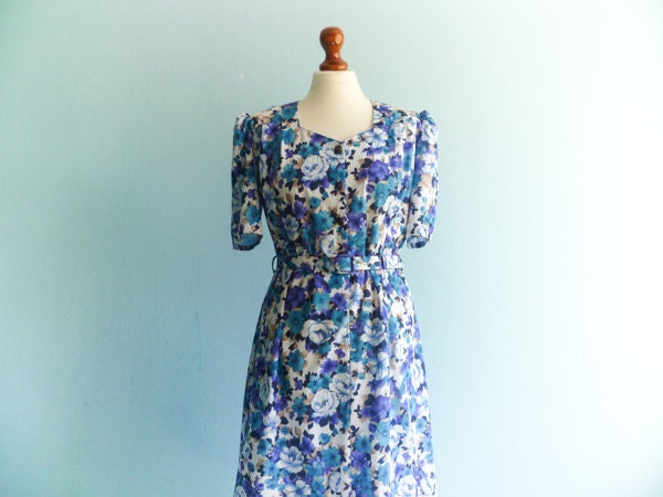 Vintage day dress / floral print / blue white / summer dress / short sleeves / midi / medium