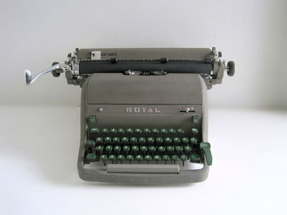 Vintage Royal Manual Typewriter - Industrial Office Chic
