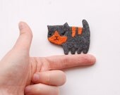 Grey felt cat brooch