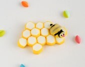 Honeycomb brooch with bee - Cute spring jewelry hand sculpted in polymer clay - Yellow