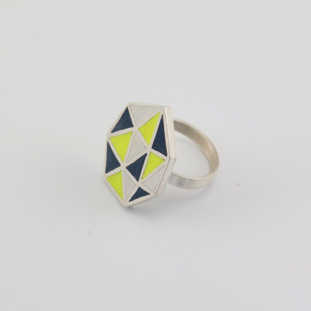 POLIEDRA sterling silver and polymer clay ring in neon yellow, navy blue and white