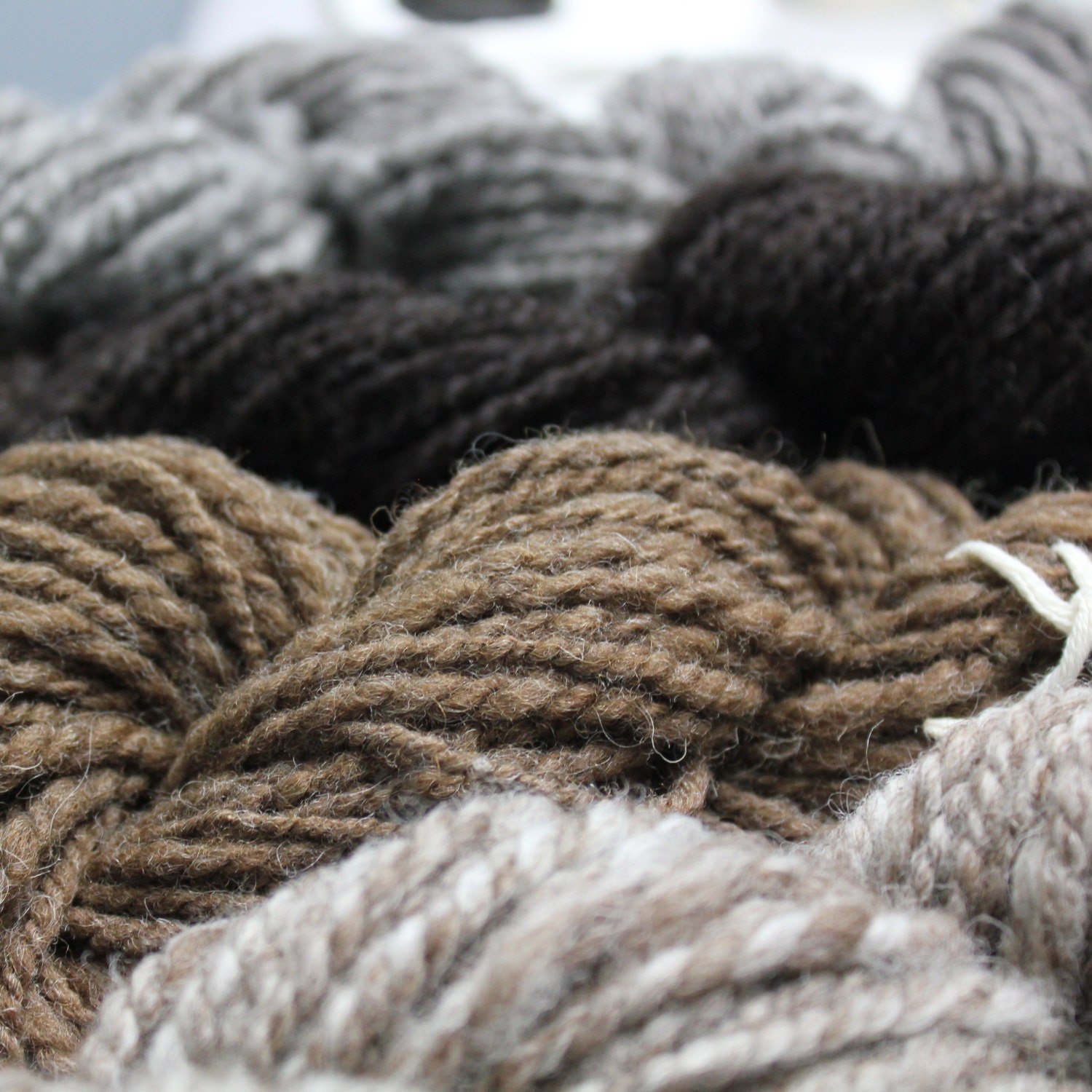 10oz Hand Spun Shetland yarn. 5 undyed Shetland handspun yarn color. yarn collection 285grams