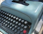 Underwood Olivetti Studio 44 vintage typewriter with case and instruction booklet