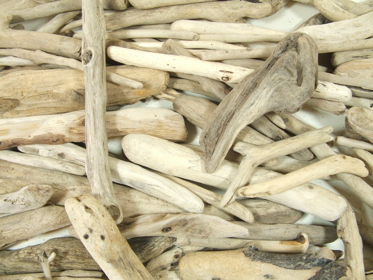 Driftwood Bulk Box Mixed 100 Pieces 2.5 to 7 inches For Mirror frames, Wreaths, Crafts and Projects