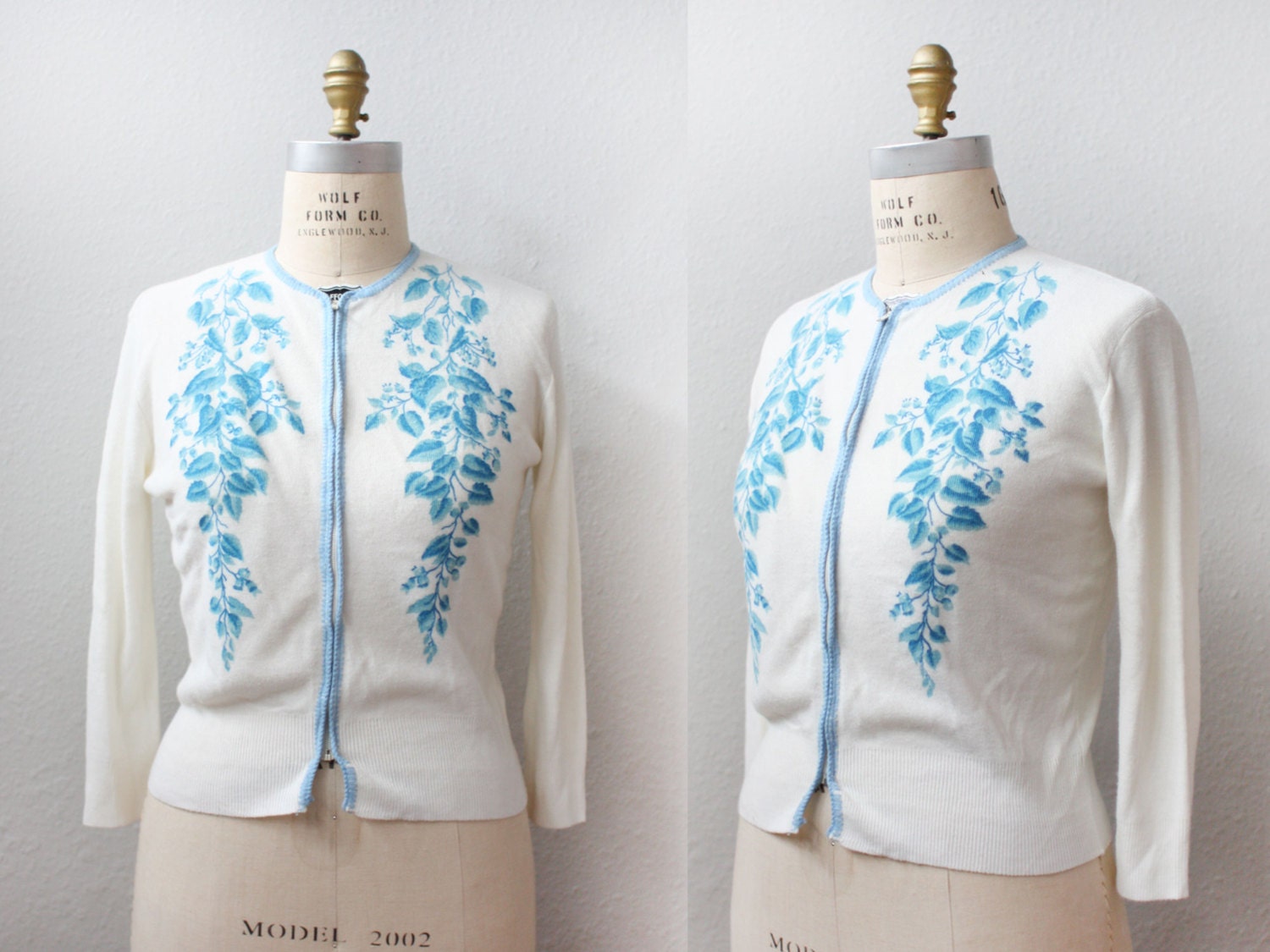 1950s cardigan / BLUE FLOWERS / Zipper Front Sweater