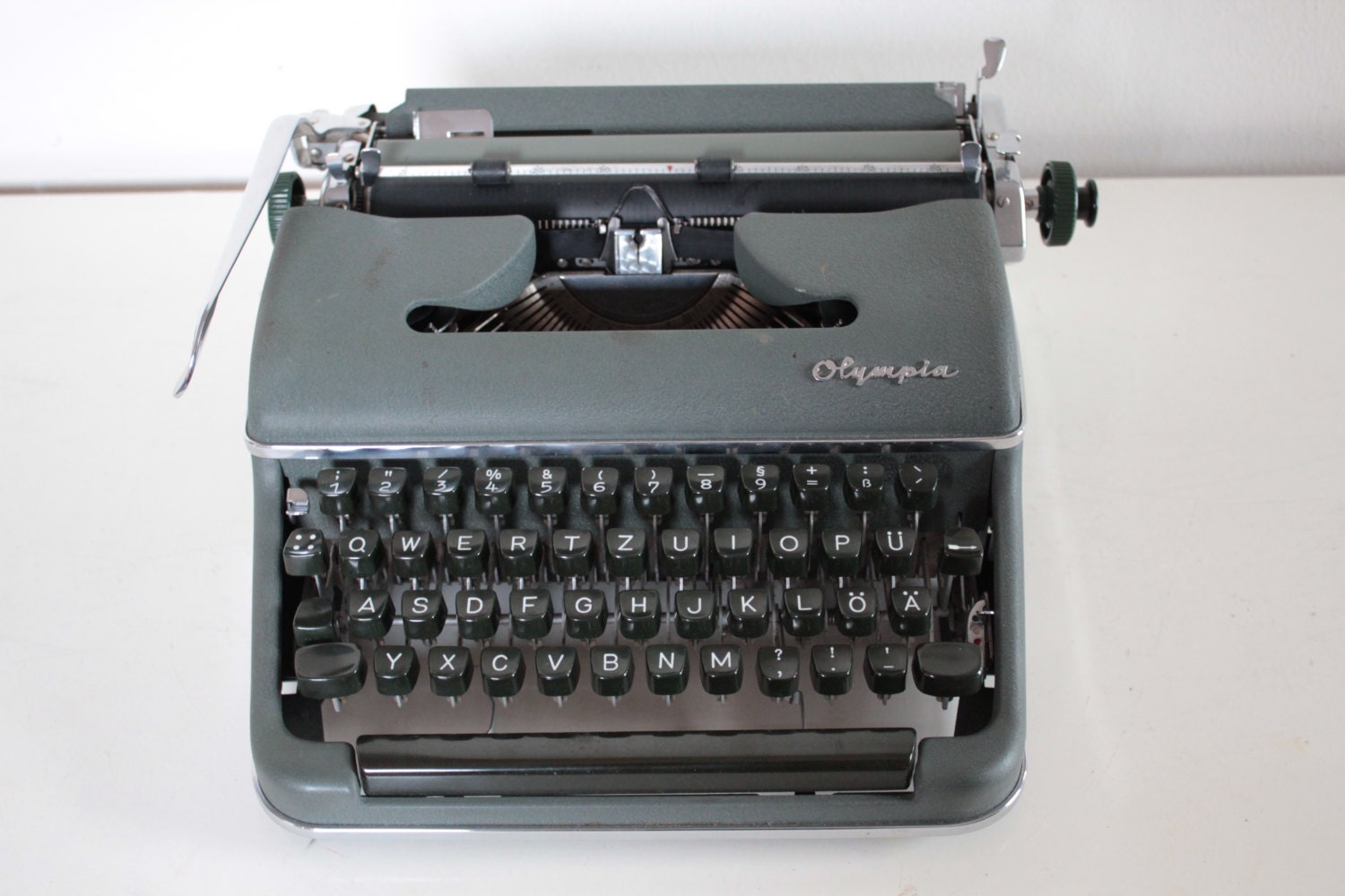 Vintage 1957 Green Olympia De Luxe SM3 Model German Typewriter