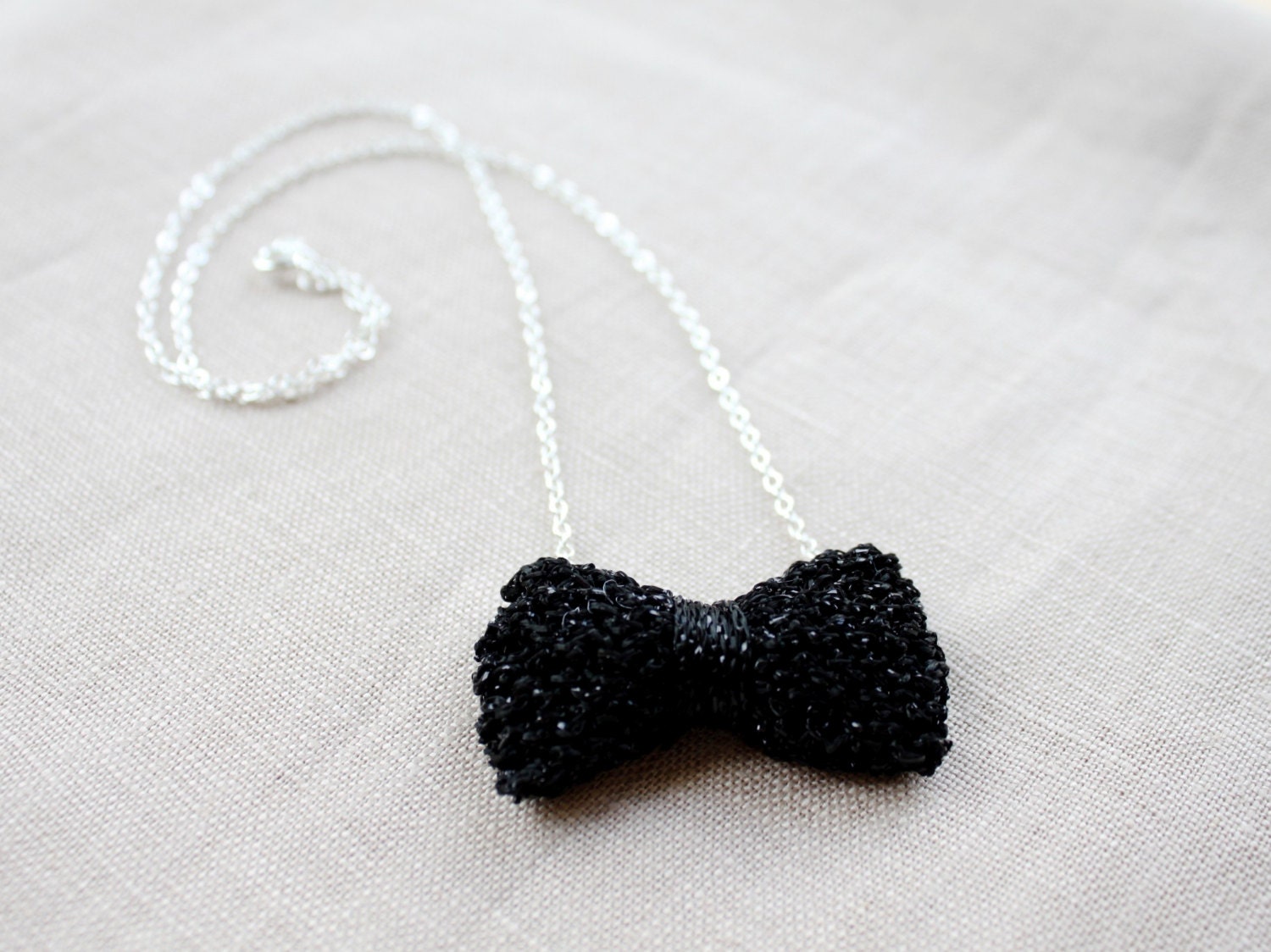 Bow Necklace Knitted in Shiny Metallic Yarn