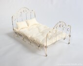 Miniature Doll Metal Bed Cottage chic style in 1/6 scale (Blythe, Barbie, Momoko, Bratz).