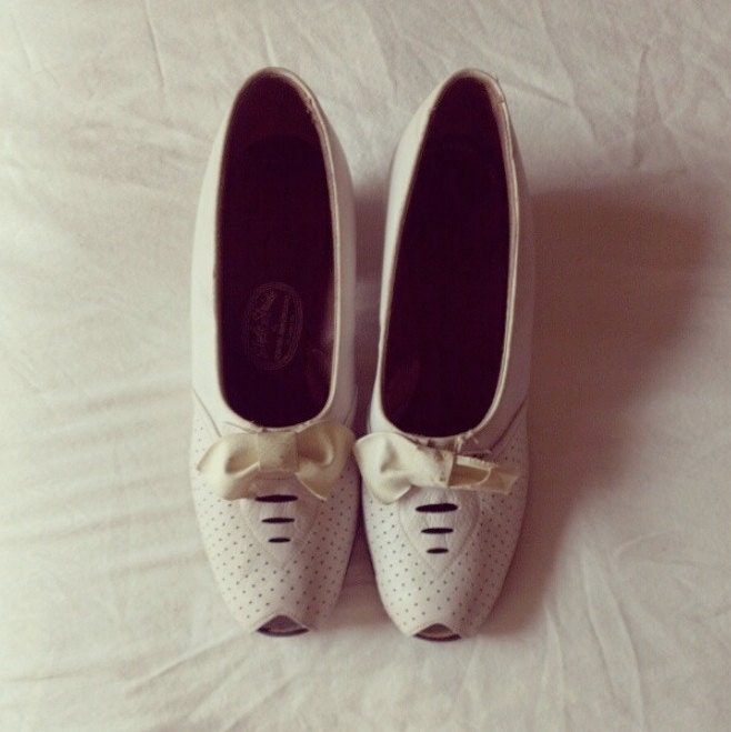 vintage 1930s shoes / 30s white bow peep toe shoes / 30s white art deco heels / size 5.5