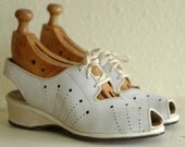 vintage 1940s shoes / 40s white peep toe oxfords / size 6