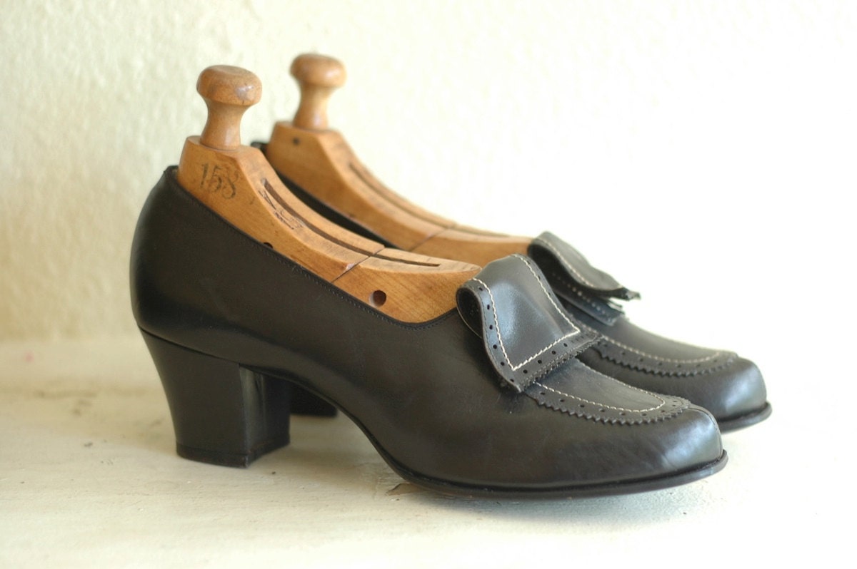 vintage 1940s shoes / 40s black leather brogue heels / size 7.5