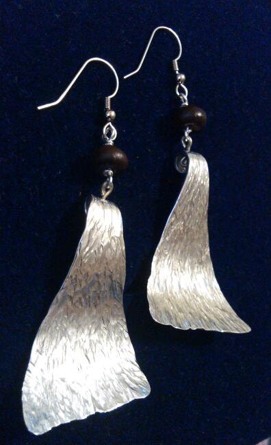 Hammered aluminum earrings with palm tree seeds