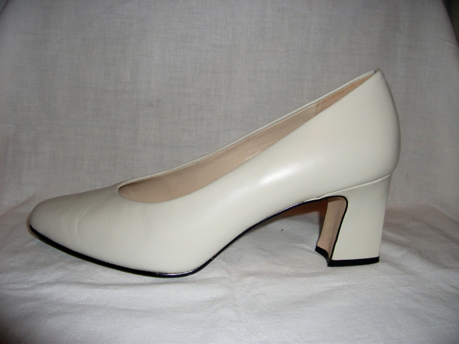 Vintage Ladies leather Pumps by Naturalizer Size 8 1/2 Only 8 USD