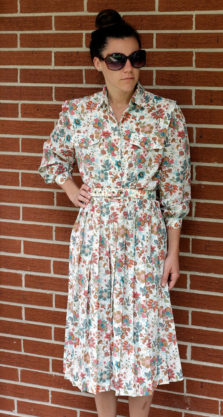 Women's Vintage 70's  Floral Print Dress with Belt Size 4-6