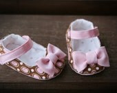Baby girl shoes Pale pink and brown mary janes with white dots and big pink bow. Infant crib booties