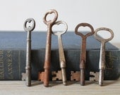 Five antique vintage skeleton keys / eclectic home decor / industrial / for collage / for altered art / rusty / gray