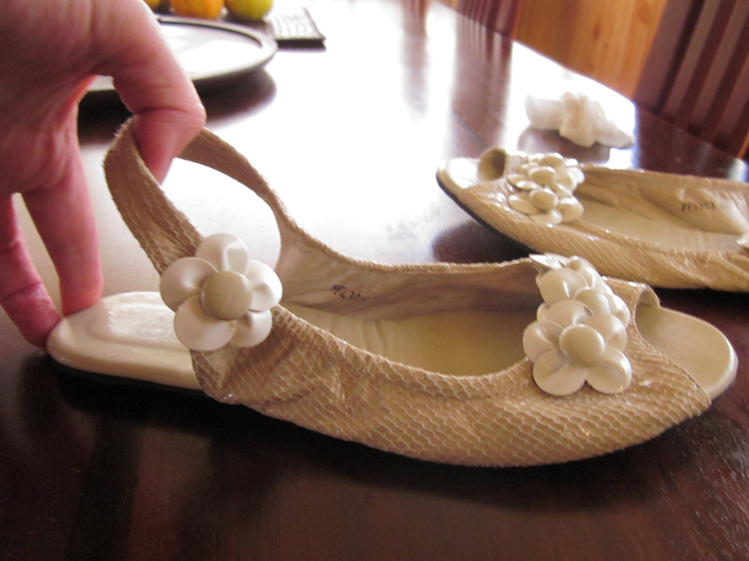 Summer picnic. Butter soft leather snake skin beige bone shoe w flowers Like New Vintage slide slip on flat sandal sz 8,8.5