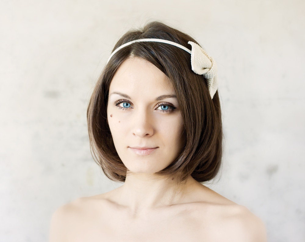 Beige hair bow. Crochet hairbow. Crochet headband. Hairband bow. Neutral bow hair clip. Summer hair accessory.