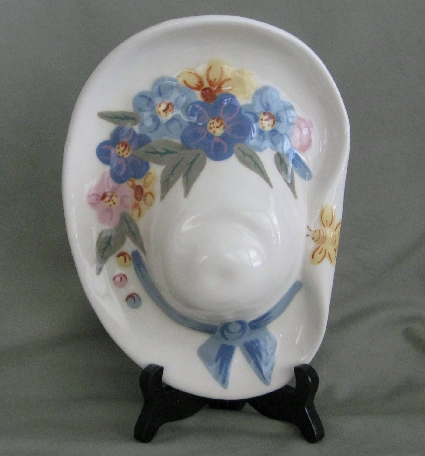 Wall Vase Woman's Hat with Flowers California Pottery (Possibly Weil Ware) 1940s