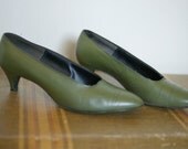 Vintage 60s 70s Avocado Green Sears Featherlite Kitten Heels size 6