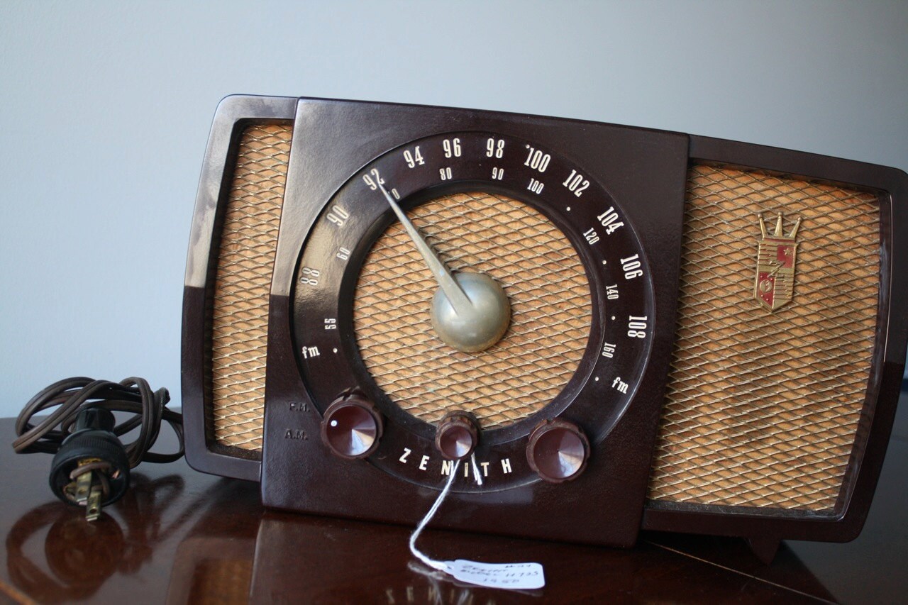 Zenith 1950 AM/FM table radio