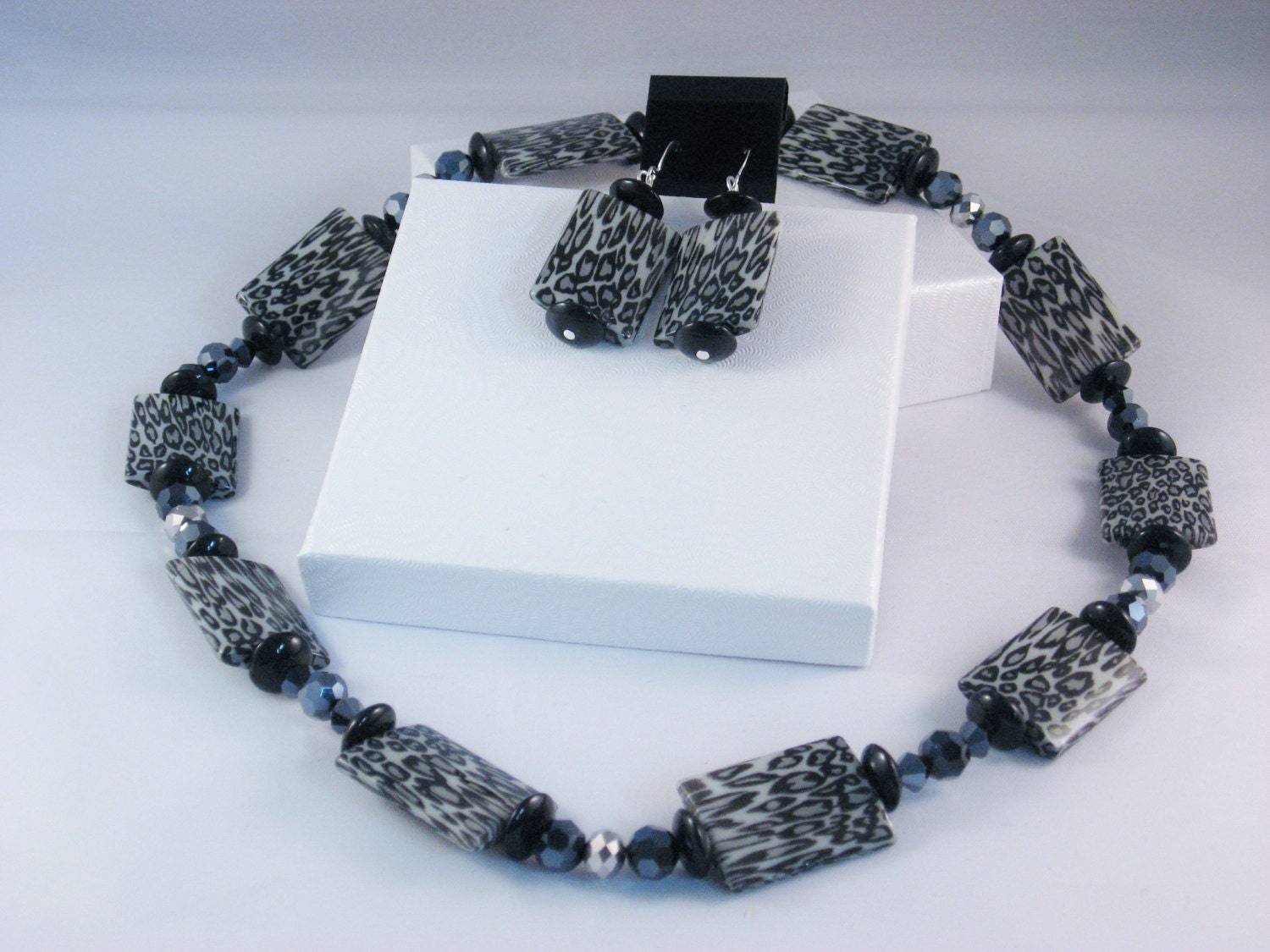 2 Piece Jewelry Set in Black and Gray Leopard Print