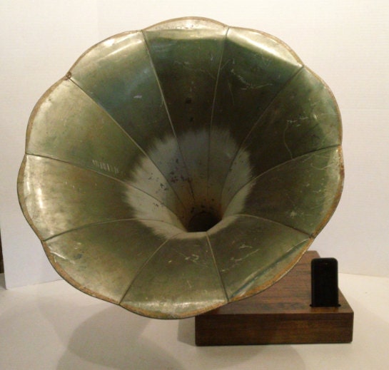 Acoustic  iPhone Speaker Dock w/ Antique Phonograph Horn