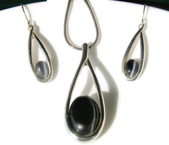 Retro Necklace and Earring Set Silver Tone and Black Stone