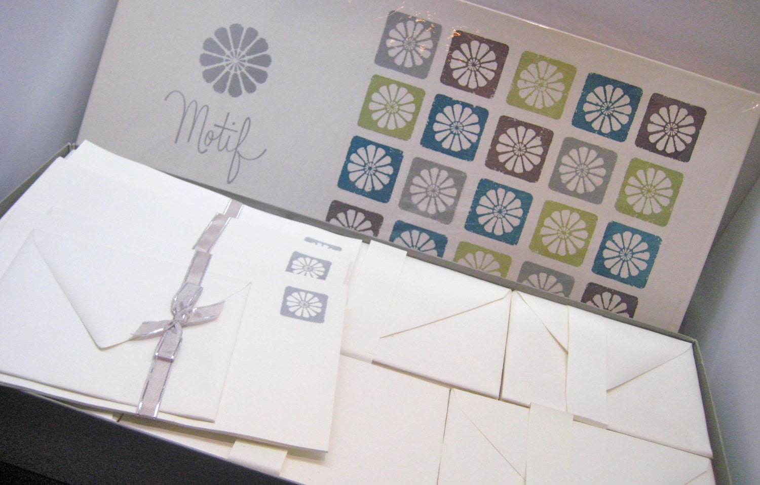 Motif Vintage Modern Stationery