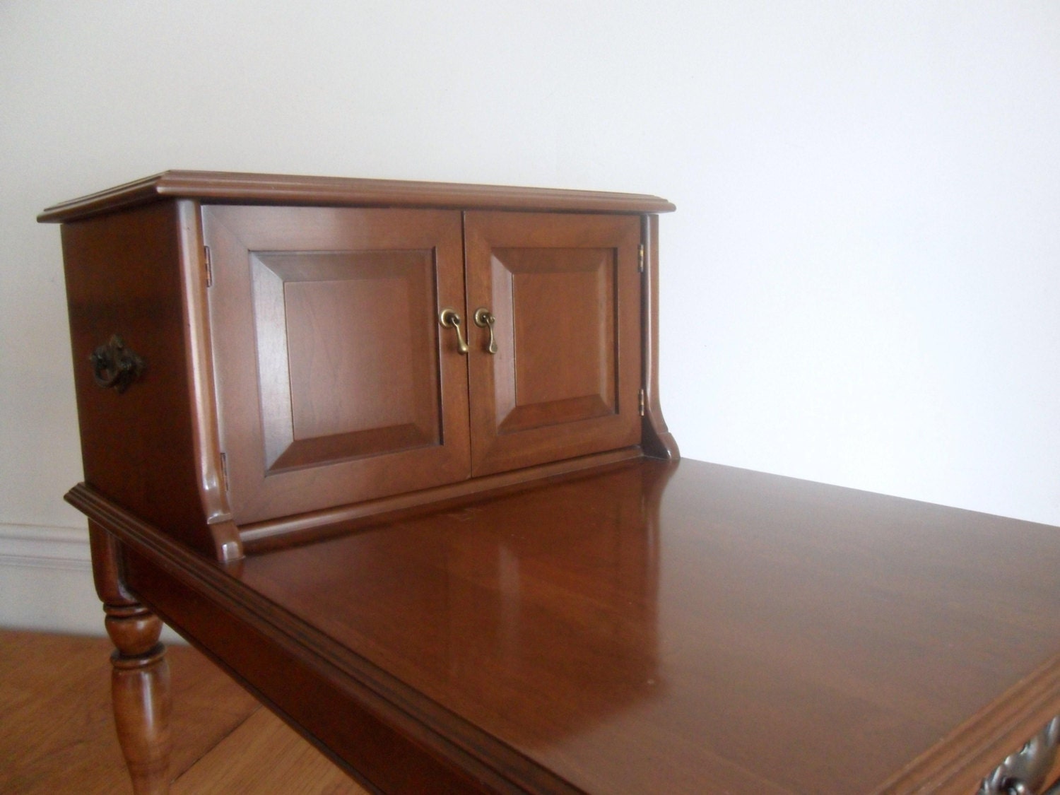 Mid Century Ethan Allen End Table. Sheffield Finish.  American Traditional.