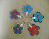 Bright flower shaped felt keyring.