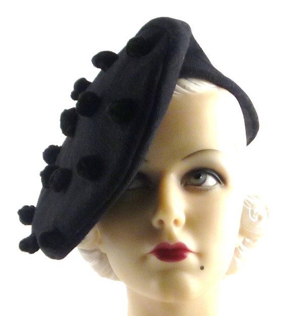 Art Deco 1940 Black Wool Felt Dramatic Side Tilt Beret with Black Velvet Bingle Knots