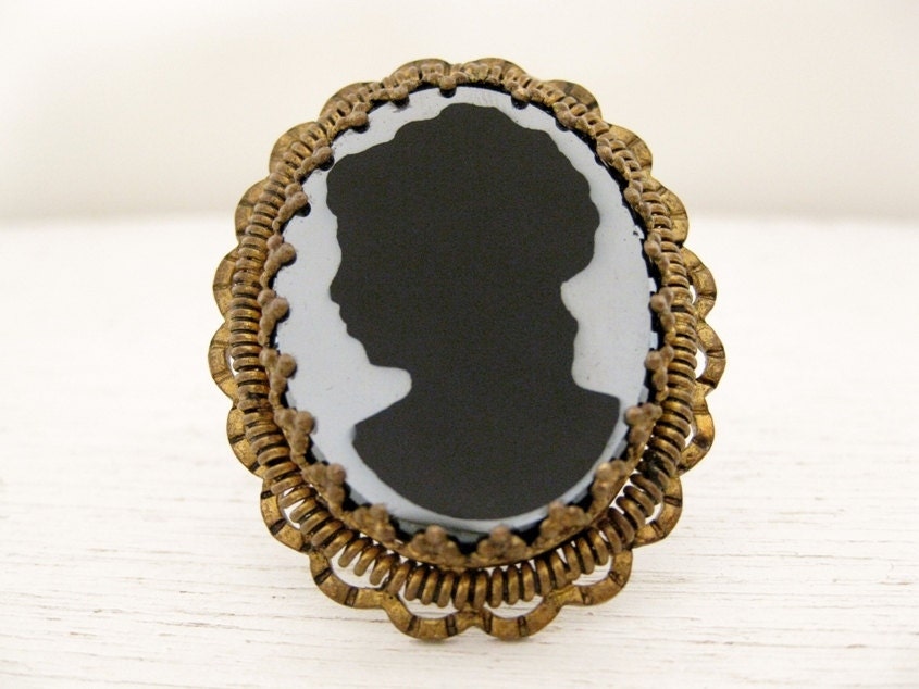 vintage black cameo brooch. mirror silhouette. 1940s jewelry. TETE DE FEMME.