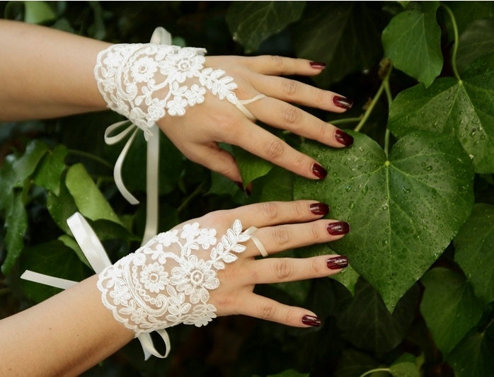 White Wedding, White Laced, Fingerless Gloves, Wedding Gown, Lace Cuffs, Cuff Wedding Accessory,Wedding Fashion Accessory