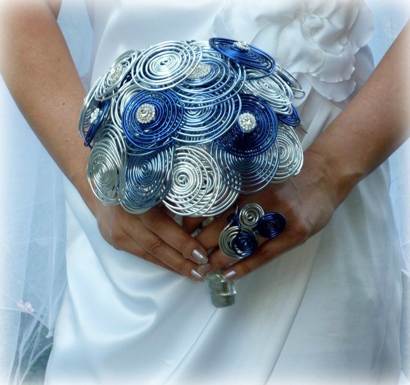 Alternative wedding bouguet  Silver sea  time , hairgrip and boutonniere