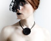 Elegant black rice collier with chains