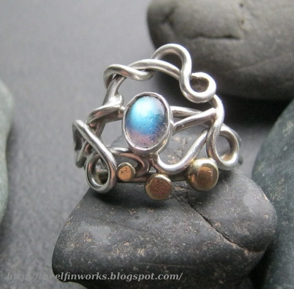 Spectrolite sterling silver ring, strong blue green and gold flash, flowing open lace design, elf fire, size 9