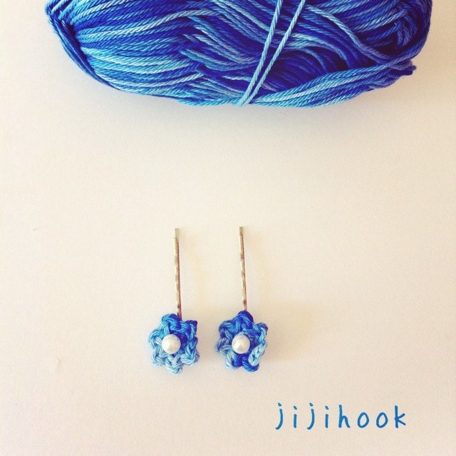Set of 2 crocheted flower barrettes - blue