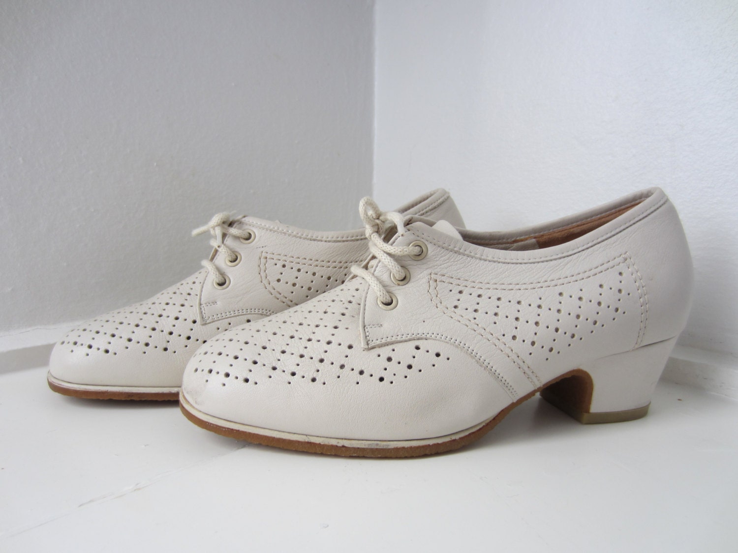 60s NOS White Lace up Leather Shoes / us 6.5 EUR 37 UK 4 // Vintage Deadstock West German Perforated Walking Shoes