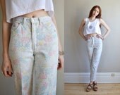 Vtg 80s white FLORAL print high waist skinny jeans // skinny leg pastel floral printed high waist pants