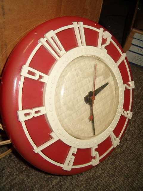 Antique 1930's/40's/50's DINER/KITCHEN CLOCK: Red & White, Attractive A1 Retro, Works