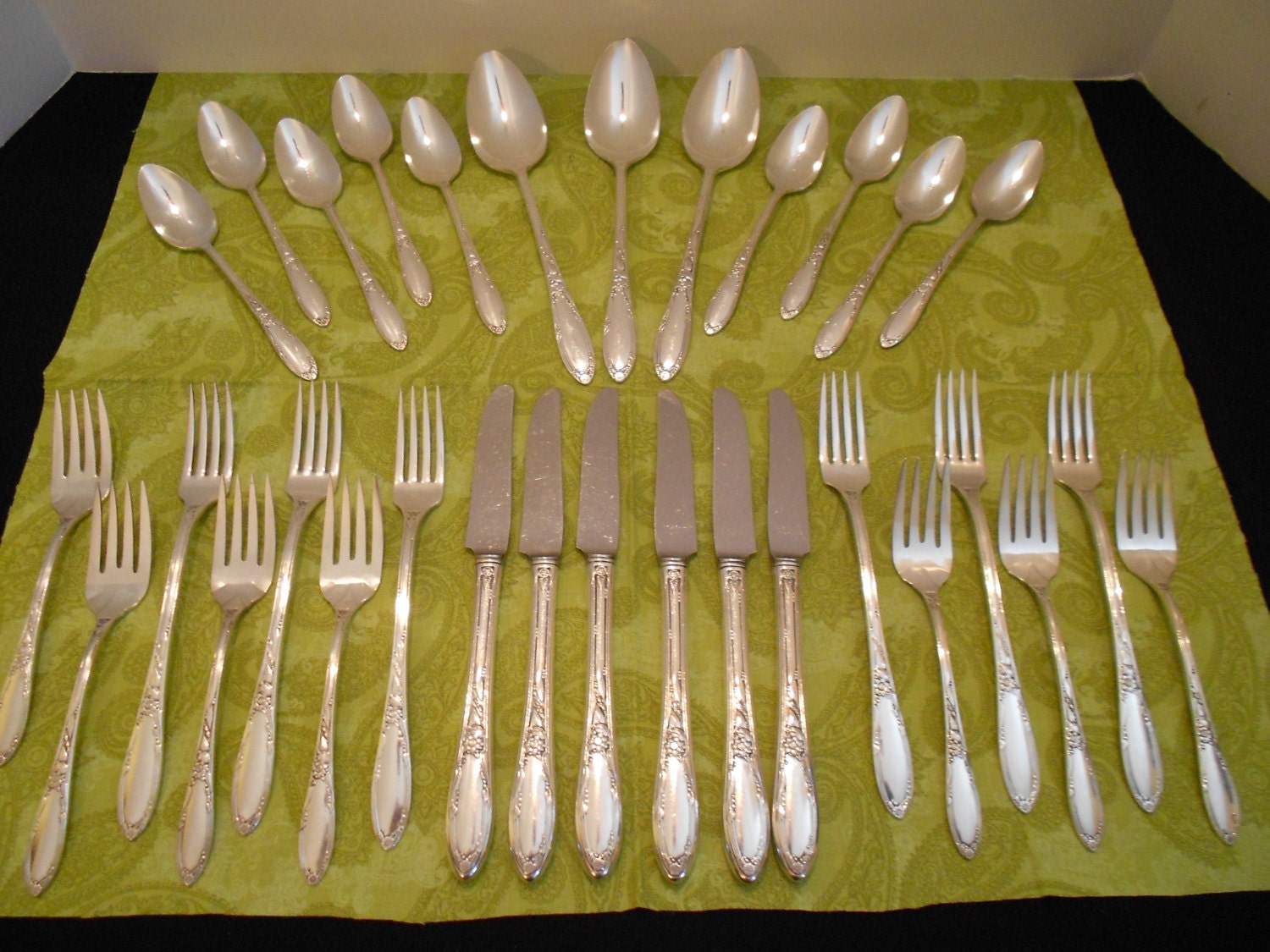 Oneida Chateau 1934 Heirloom Silver Plate Set By Torriesteatime