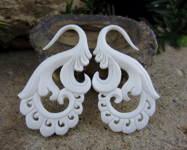 FREE US Shipping  Unique 10G - (2.4mm) Carved Buffalo Bone Ear gauge, Tribal Earring,Organic Gauge L525