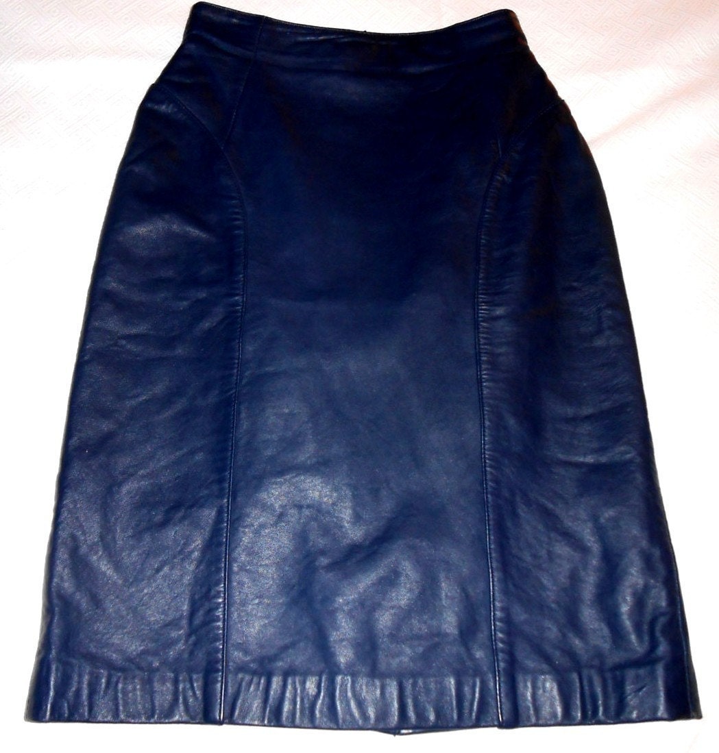 Vintage Navy Blue pencil soft leather skirt zips in back size 4 nylon lined 26 inch waist 24 inch length