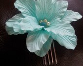 HLC - Shabby chic Ooak hair comb turquoise lily made of paper/fabrique petals and faus pearls