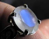 sterling silver gemstone ring with an oval cut blue fire moonstone marked 925 size 6.5 (GR88)