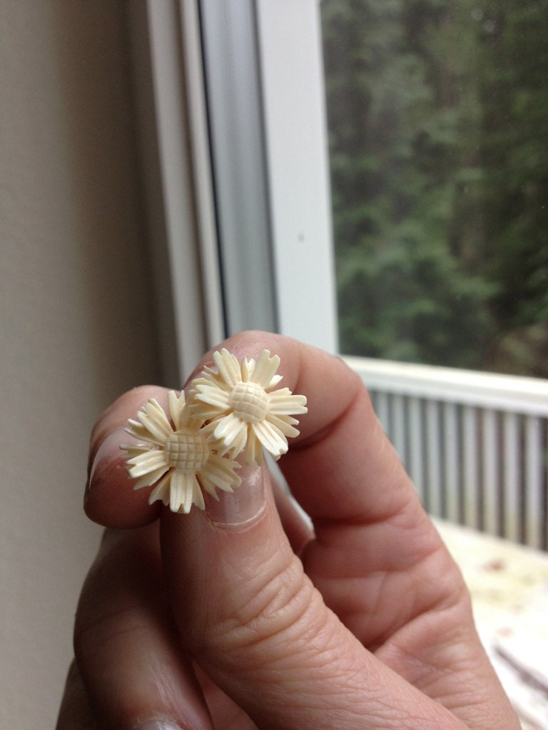 Like New Delicately carved flower earrings, pre ban ivory, african elephant, made in Hong Kong, 5/8" across