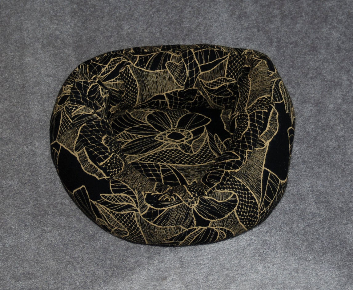 Plush Cozy Black pattern Pet Bed perfect for a cat or small dog.  Bed6