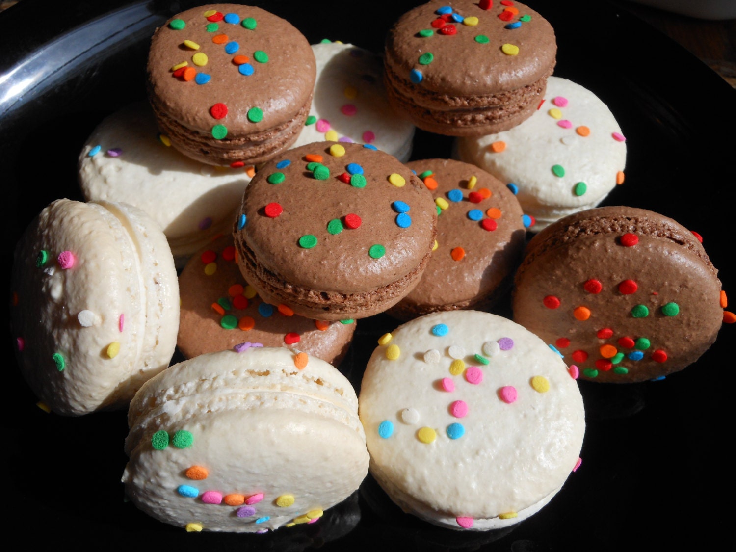 24Chocolate Cream and Vanilla Cupcake Party French Macarons with Sprinkles
