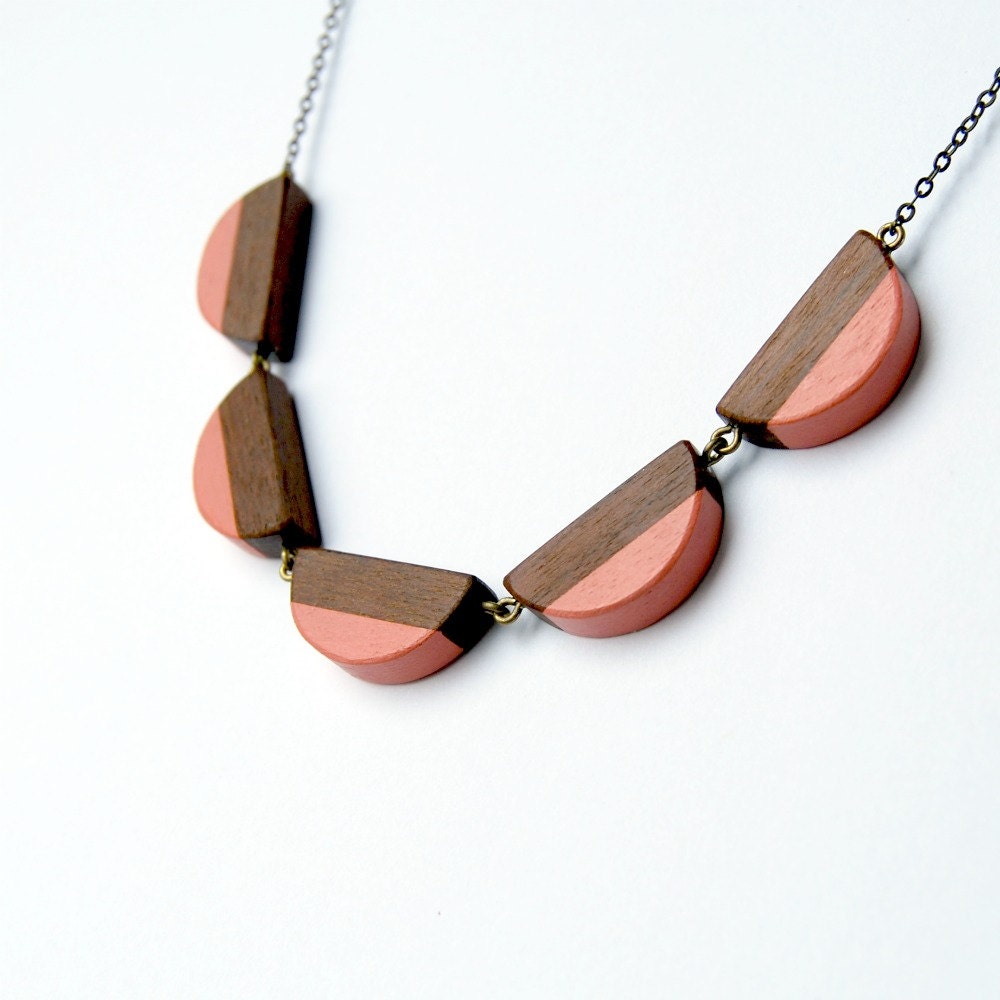 Scallop wooden dentelle - antique brass, wood and coral color accent necklace